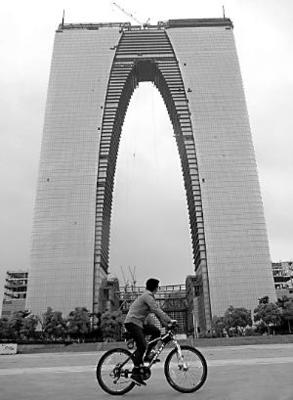 蘇州&ldquo;東方之門&rdquo;持續(xù)爛尾 面臨四度違約風(fēng)險(xiǎn)