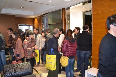 "搶金三"置業(yè)熱情高 百余網(wǎng)友到場(chǎng)再掀購(gòu)房潮
